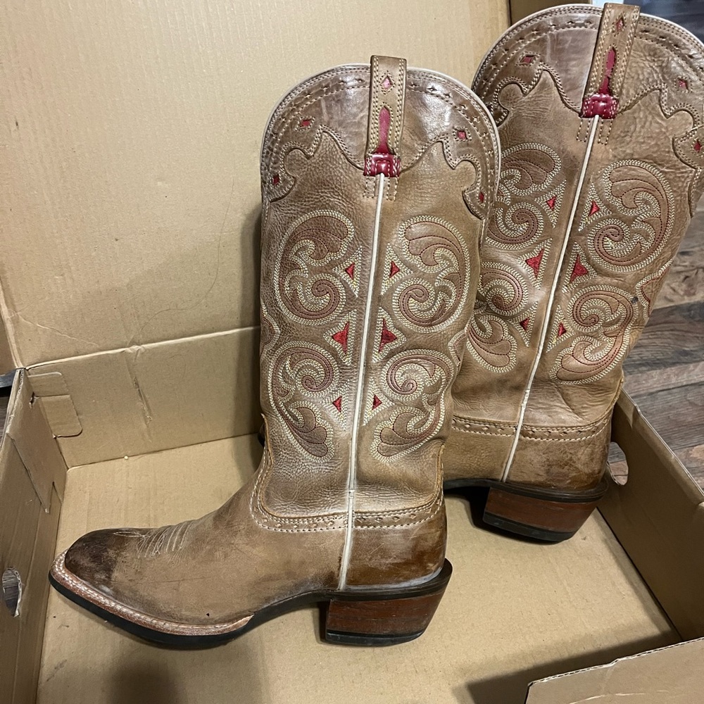 Woman’s Ariat boots size 7B  only wore a few times